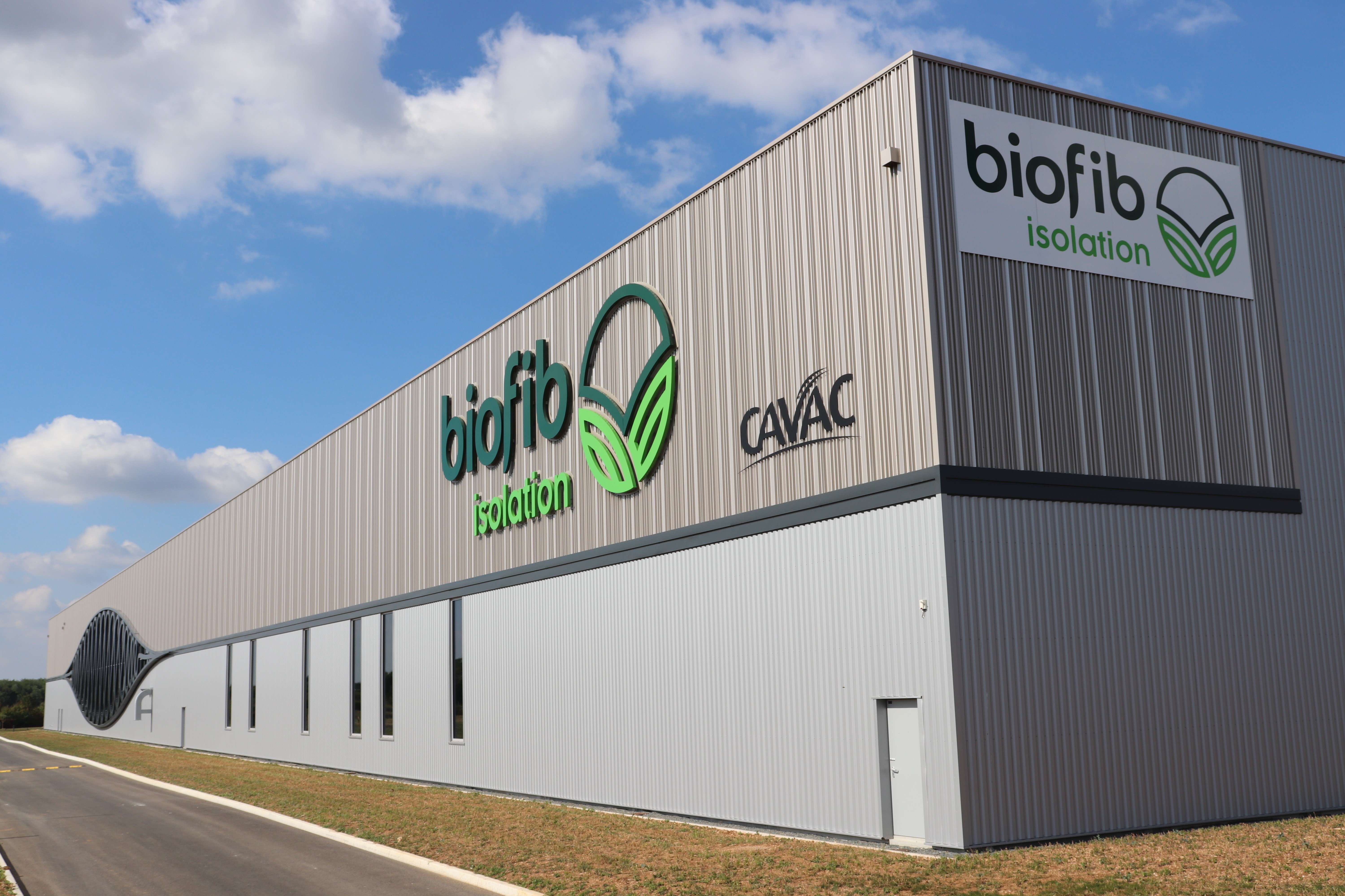 Le nouveau site consacre 8 000 m² à la production de matériaux isolants à faible empreinte carbone, à base de fibres de chanvre. © EJH